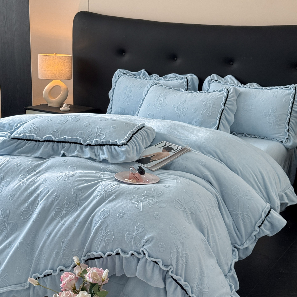 91家纺网 家纺一手货源 找家纺 绘萱家居 2025新款新品爆款高密消光织带花边款雕花牛奶绒四件套 薇薇安-兰