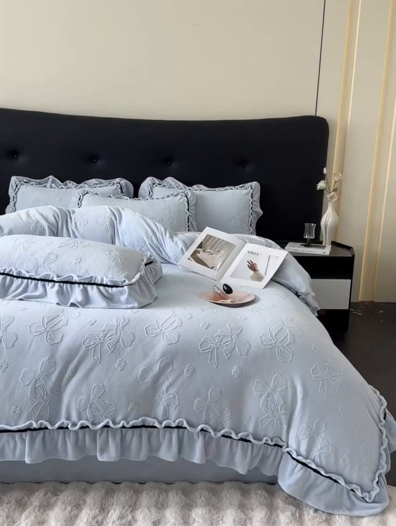 91家纺网 家纺一手货源 找家纺 绘萱家居 2025新款新品爆款高密消光织带花边款雕花牛奶绒四件套 薇薇安-兰