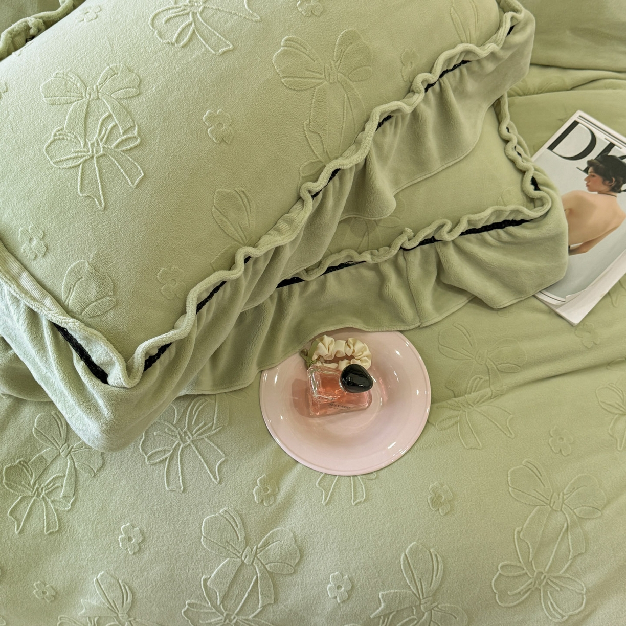 91家纺网 家纺一手货源 找家纺 绘萱家居 2025新款新品爆款高密消光织带花边款雕花牛奶绒四件套 薇薇安-绿