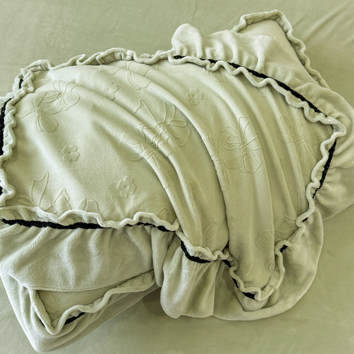 91家纺网 家纺一手货源 找家纺 绘萱家居 2025新款新品爆款高密消光织带花边款雕花牛奶绒四件套 薇薇安-绿