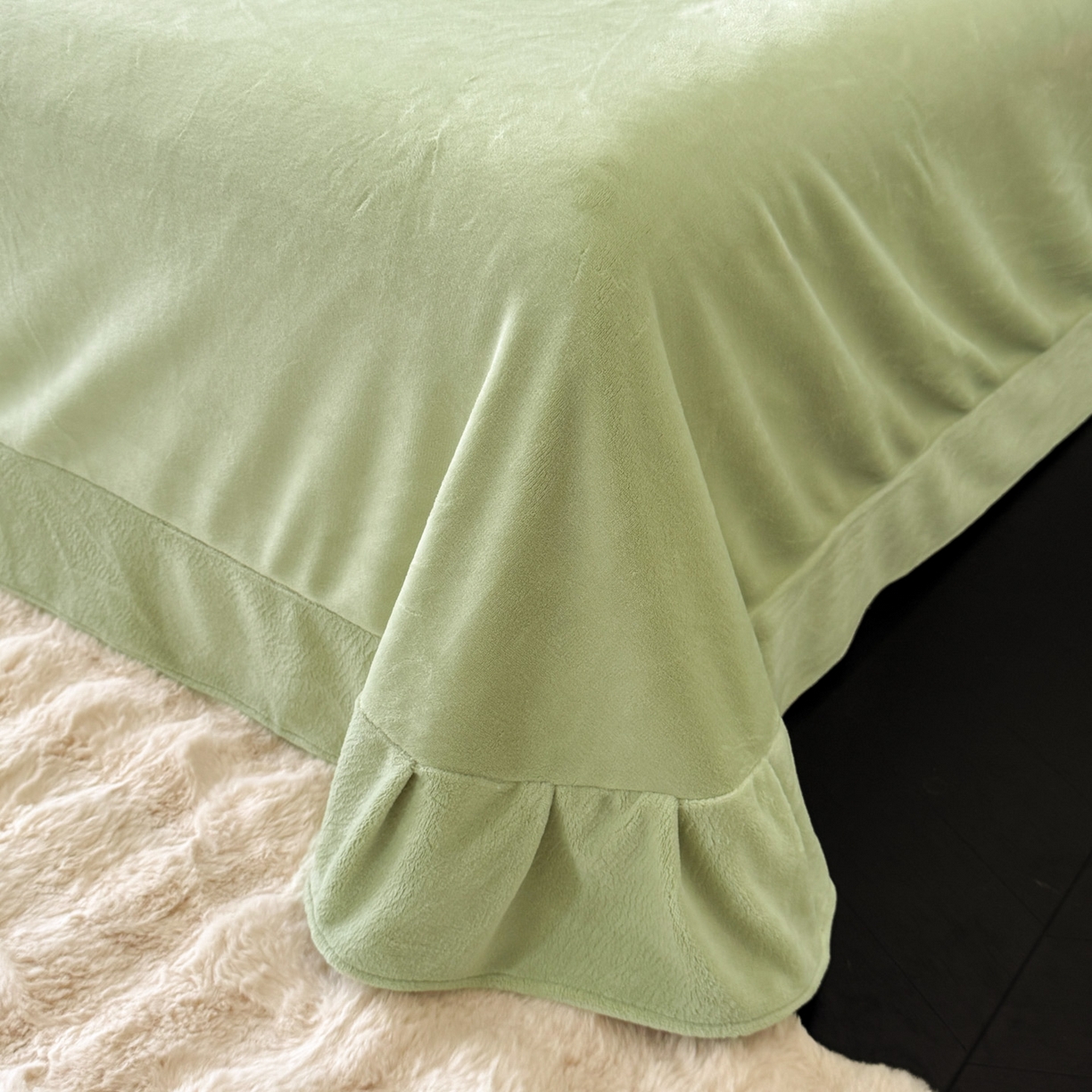 91家纺网 家纺一手货源 找家纺 绘萱家居 2025新款新品爆款高密消光织带花边款雕花牛奶绒四件套 薇薇安-绿