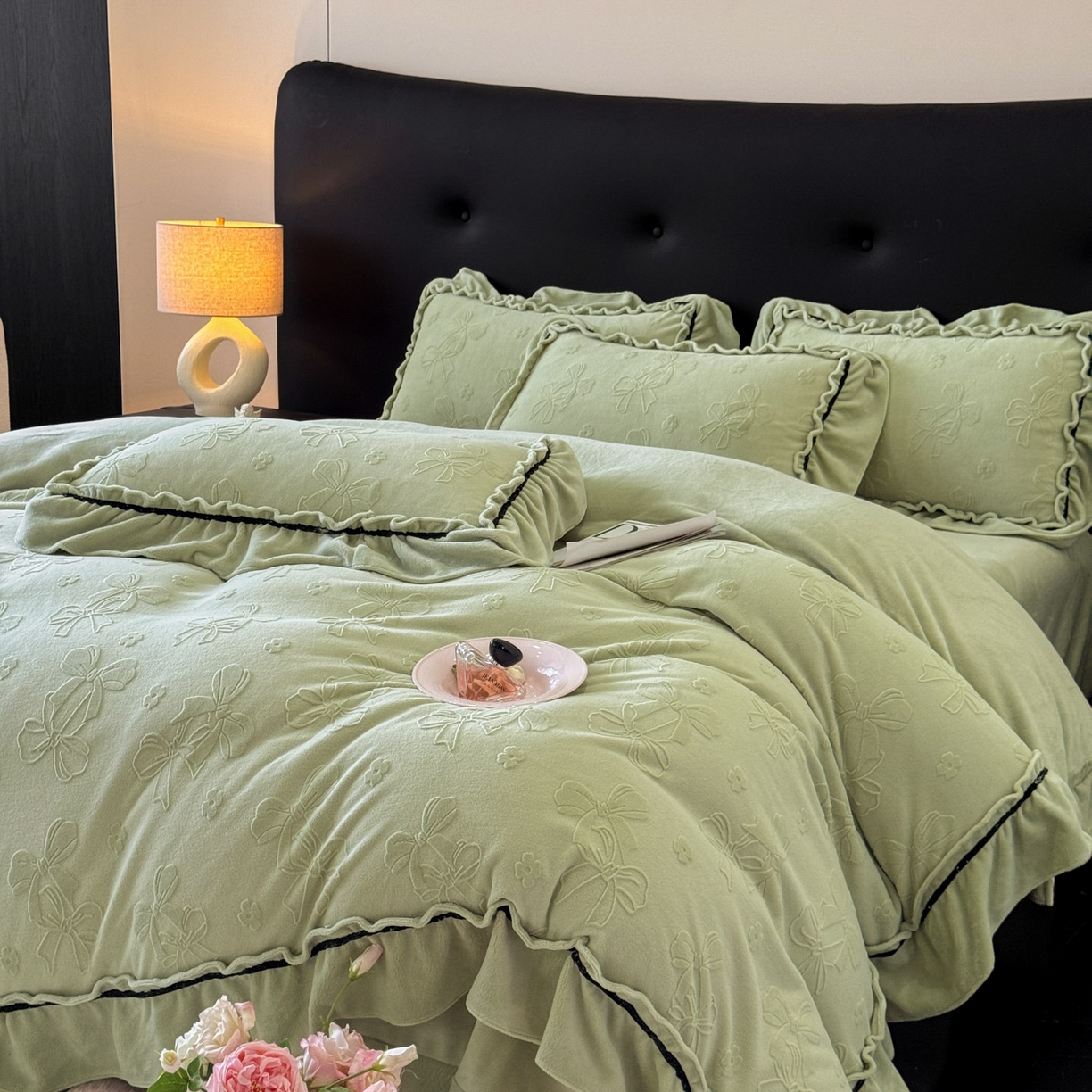 91家纺网 家纺一手货源 找家纺 绘萱家居 2025新款新品爆款高密消光织带花边款雕花牛奶绒四件套 薇薇安-绿