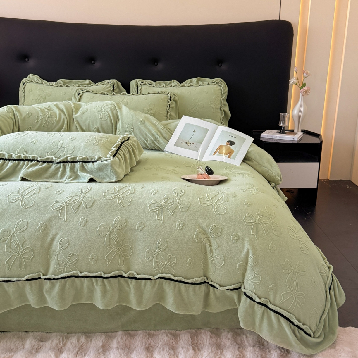 91家纺网 家纺一手货源 找家纺 绘萱家居 2025新款新品爆款高密消光织带花边款雕花牛奶绒四件套 薇薇安-绿