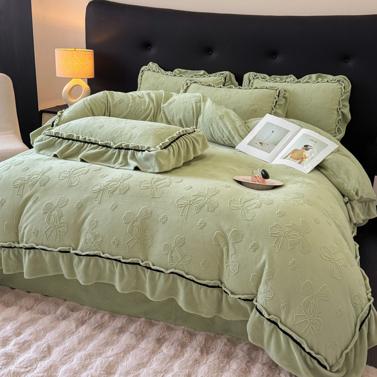 91家纺网 家纺一手货源 找家纺 绘萱家居 2025新款新品爆款高密消光织带花边款雕花牛奶绒四件套 薇薇安-绿