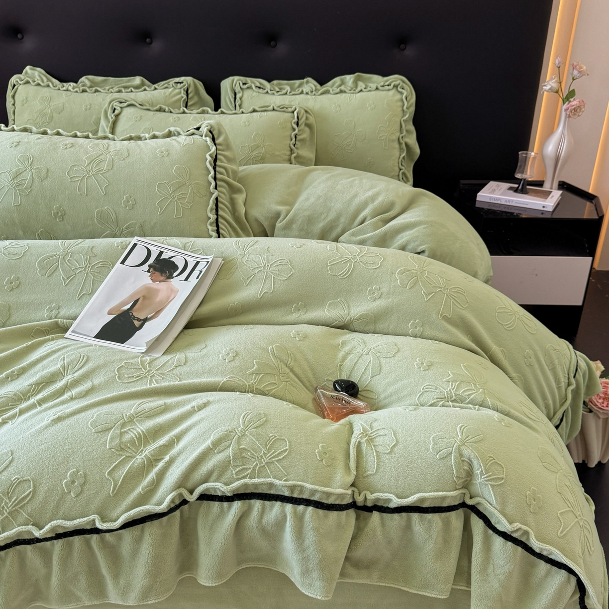 91家纺网 家纺一手货源 找家纺 绘萱家居 2025新款新品爆款高密消光织带花边款雕花牛奶绒四件套 薇薇安-绿