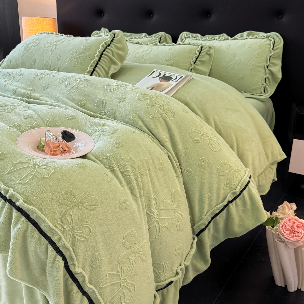 91家纺网 家纺一手货源 找家纺 绘萱家居 2025新款新品爆款高密消光织带花边款雕花牛奶绒四件套 薇薇安-绿