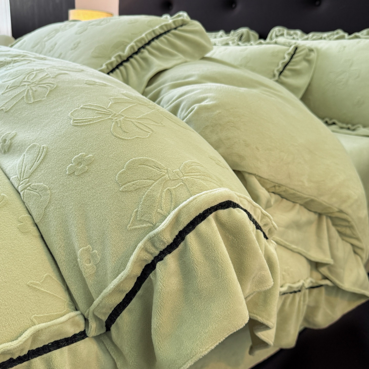 91家纺网 家纺一手货源 找家纺 绘萱家居 2025新款新品爆款高密消光织带花边款雕花牛奶绒四件套 薇薇安-绿