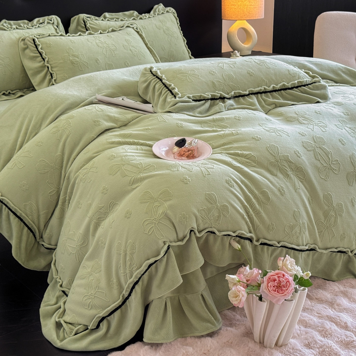 91家纺网 家纺一手货源 找家纺 绘萱家居 2025新款新品爆款高密消光织带花边款雕花牛奶绒四件套 薇薇安-绿