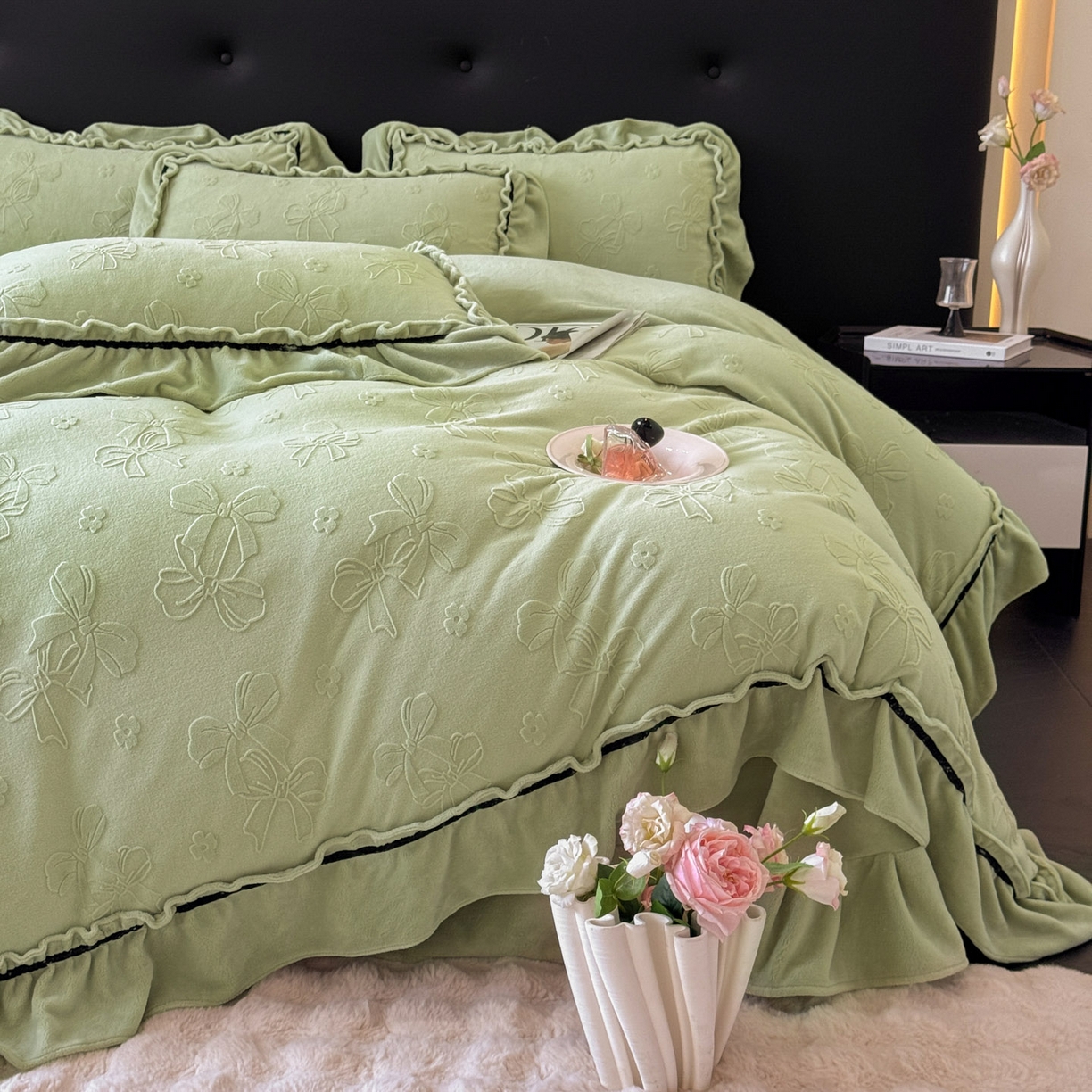 91家纺网 家纺一手货源 找家纺 绘萱家居 2025新款新品爆款高密消光织带花边款雕花牛奶绒四件套 薇薇安-绿