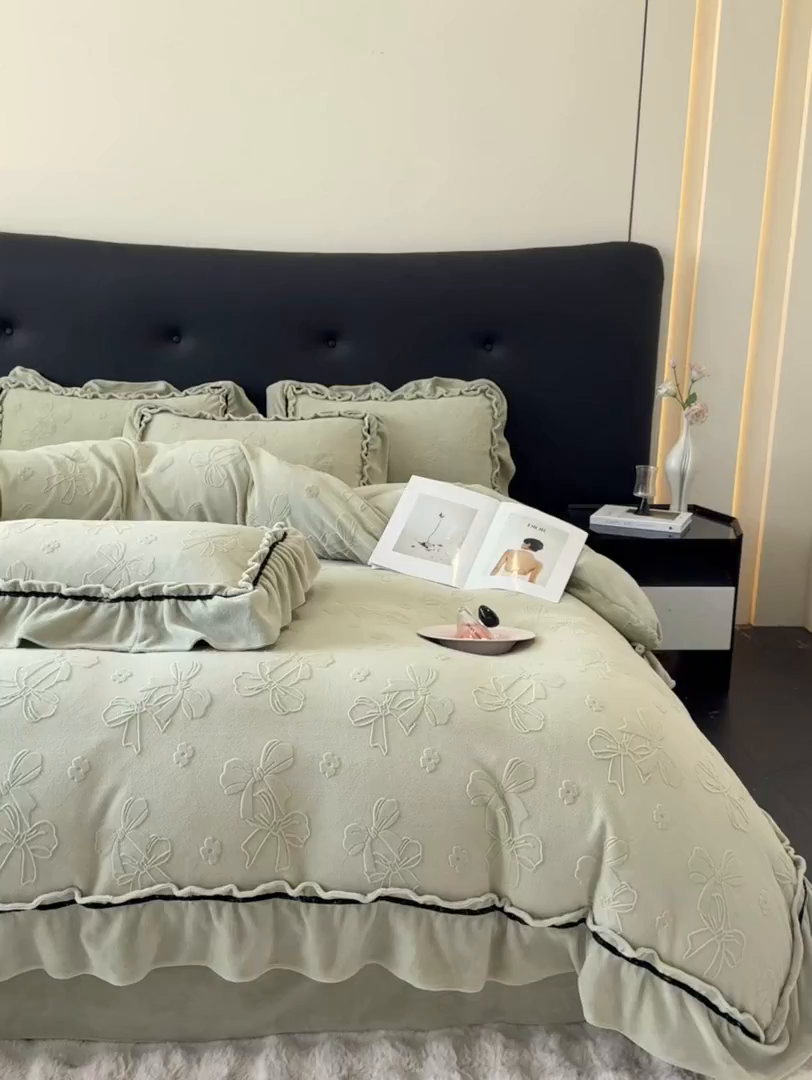 91家纺网 家纺一手货源 找家纺 绘萱家居 2025新款新品爆款高密消光织带花边款雕花牛奶绒四件套 薇薇安-绿