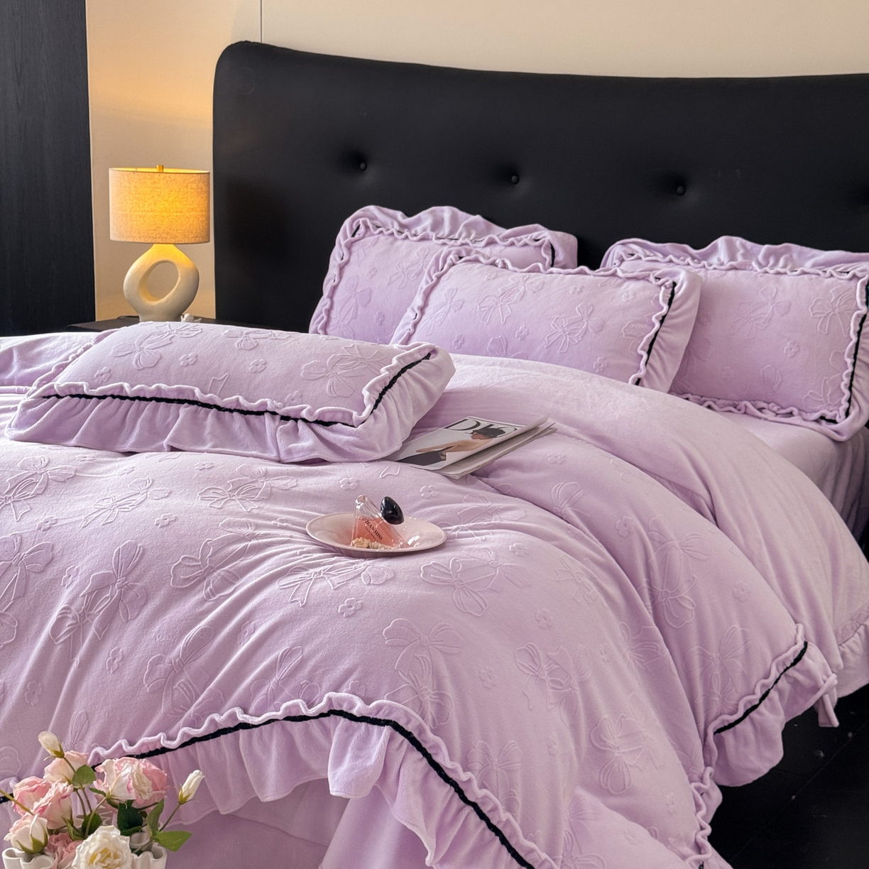 91家纺网 家纺一手货源 找家纺 绘萱家居 2025新款新品爆款高密消光织带花边款雕花牛奶绒四件套 薇薇安-紫