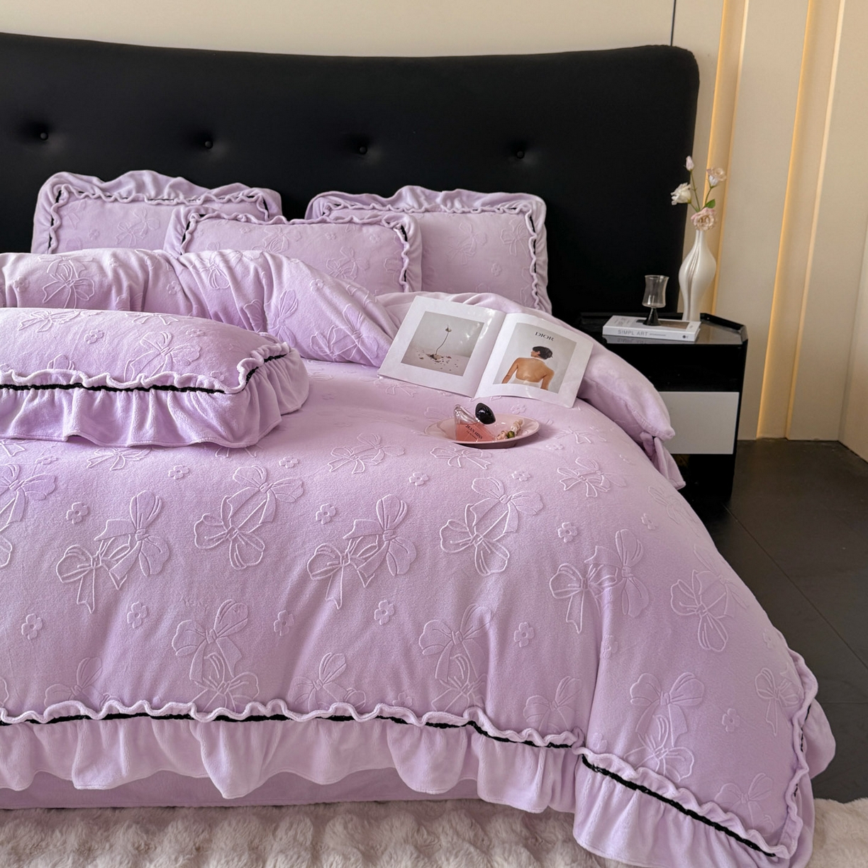 91家纺网 家纺一手货源 找家纺 绘萱家居 2025新款新品爆款高密消光织带花边款雕花牛奶绒四件套 薇薇安-紫