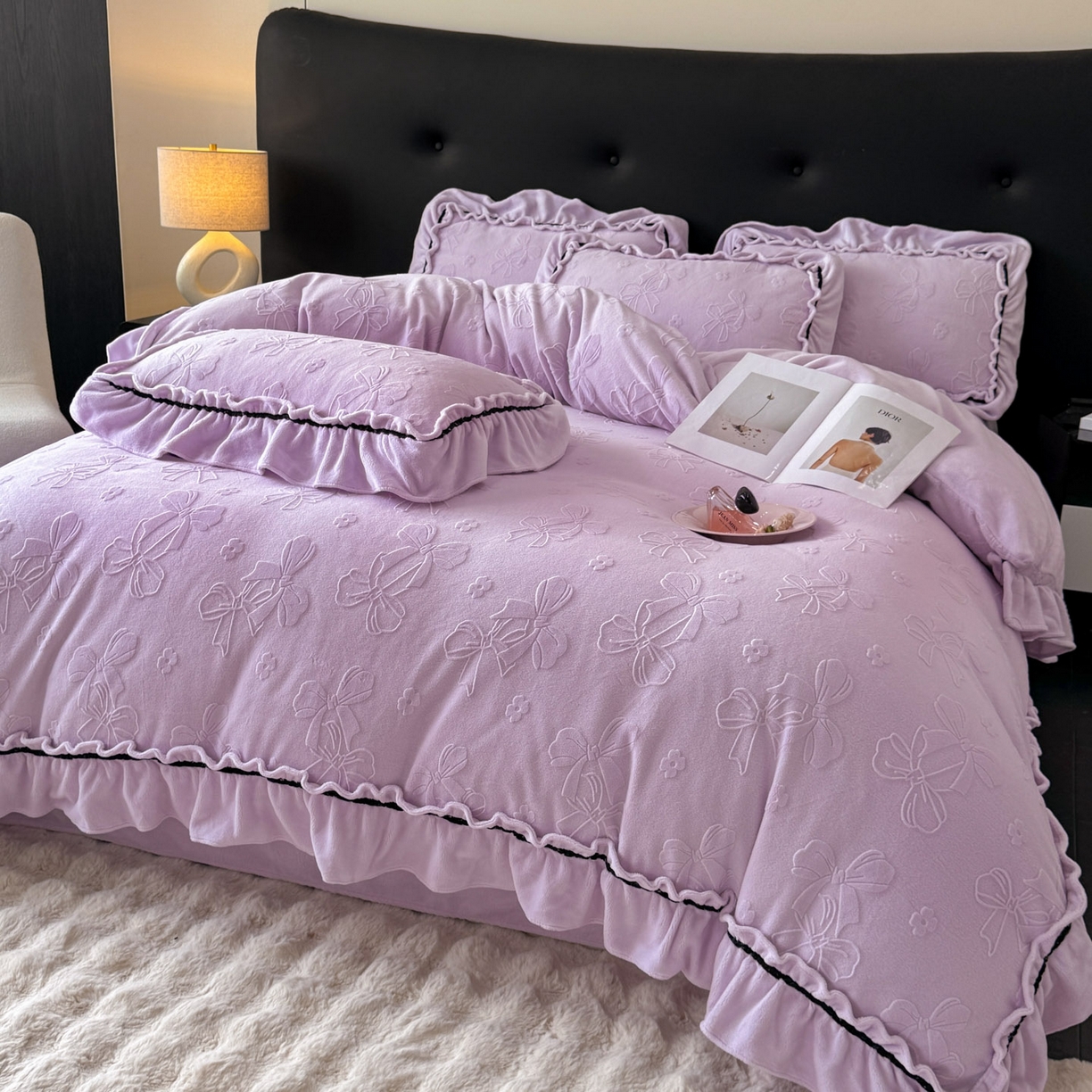 91家纺网 家纺一手货源 找家纺 绘萱家居 2025新款新品爆款高密消光织带花边款雕花牛奶绒四件套 薇薇安-紫