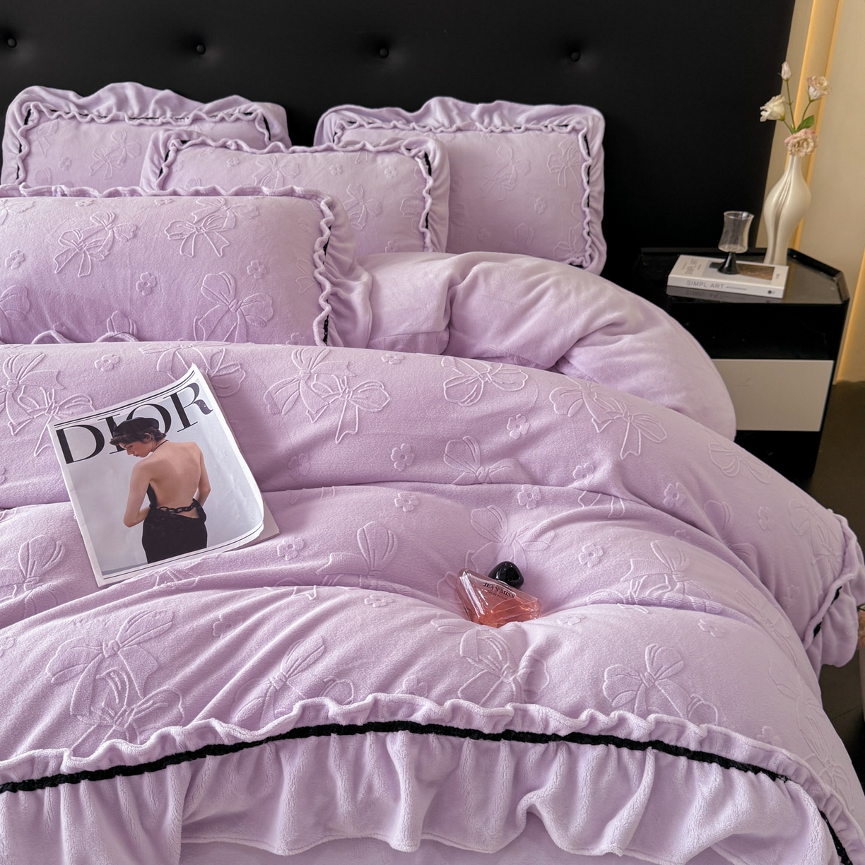 91家纺网 家纺一手货源 找家纺 绘萱家居 2025新款新品爆款高密消光织带花边款雕花牛奶绒四件套 薇薇安-紫