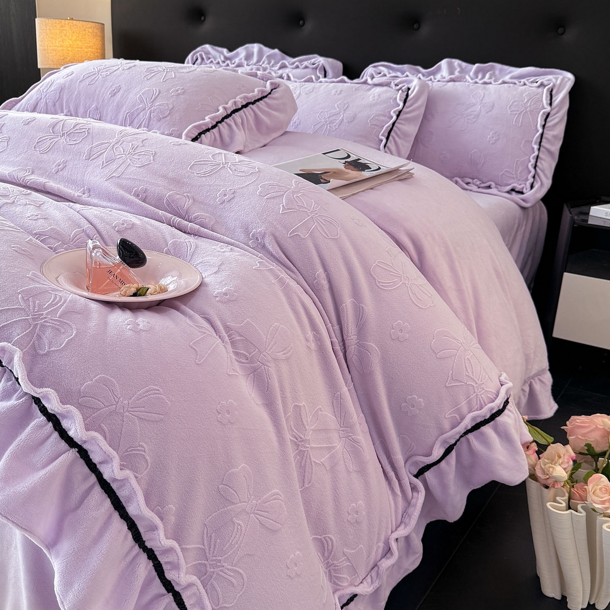 91家纺网 家纺一手货源 找家纺 绘萱家居 2025新款新品爆款高密消光织带花边款雕花牛奶绒四件套 薇薇安-紫