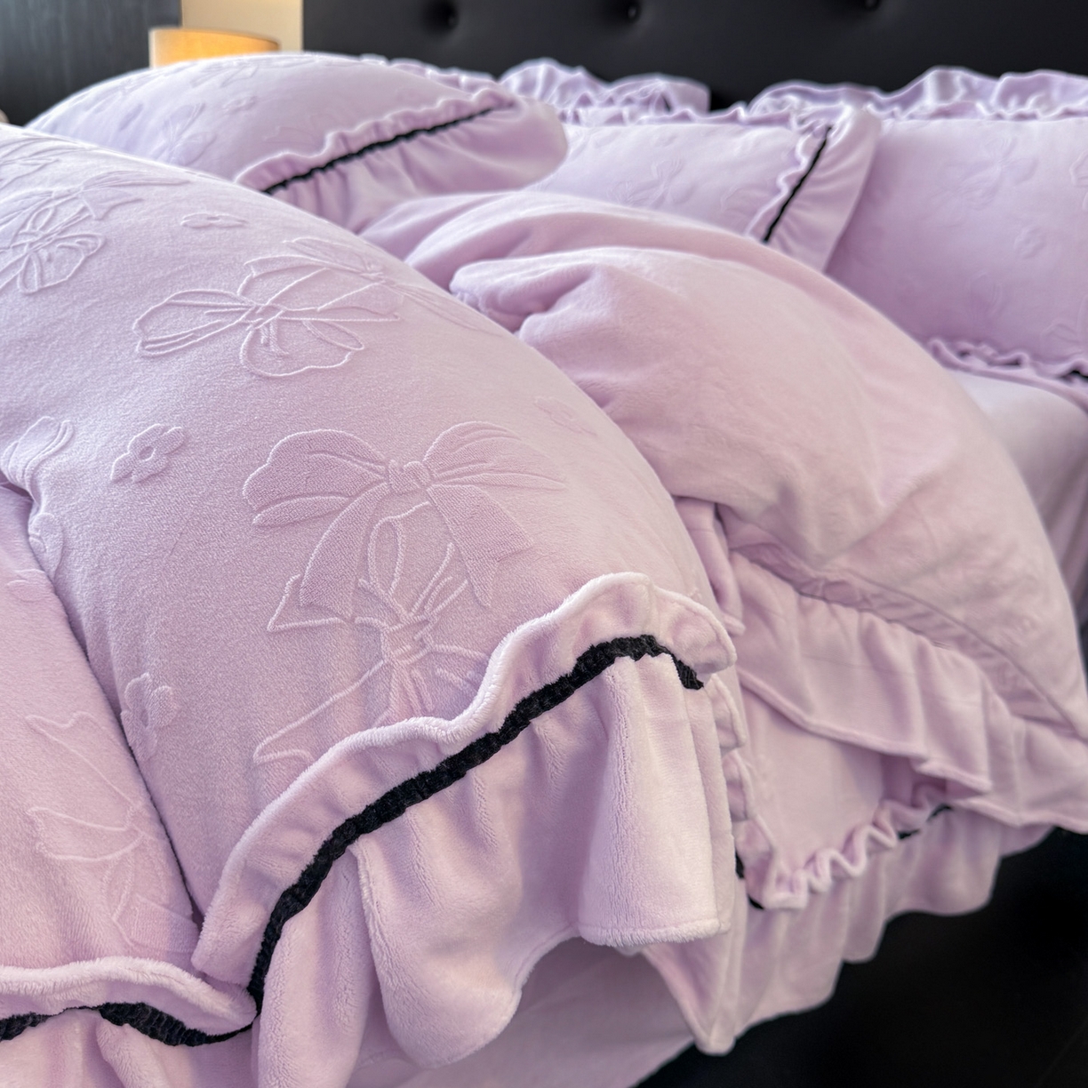 91家纺网 家纺一手货源 找家纺 绘萱家居 2025新款新品爆款高密消光织带花边款雕花牛奶绒四件套 薇薇安-紫