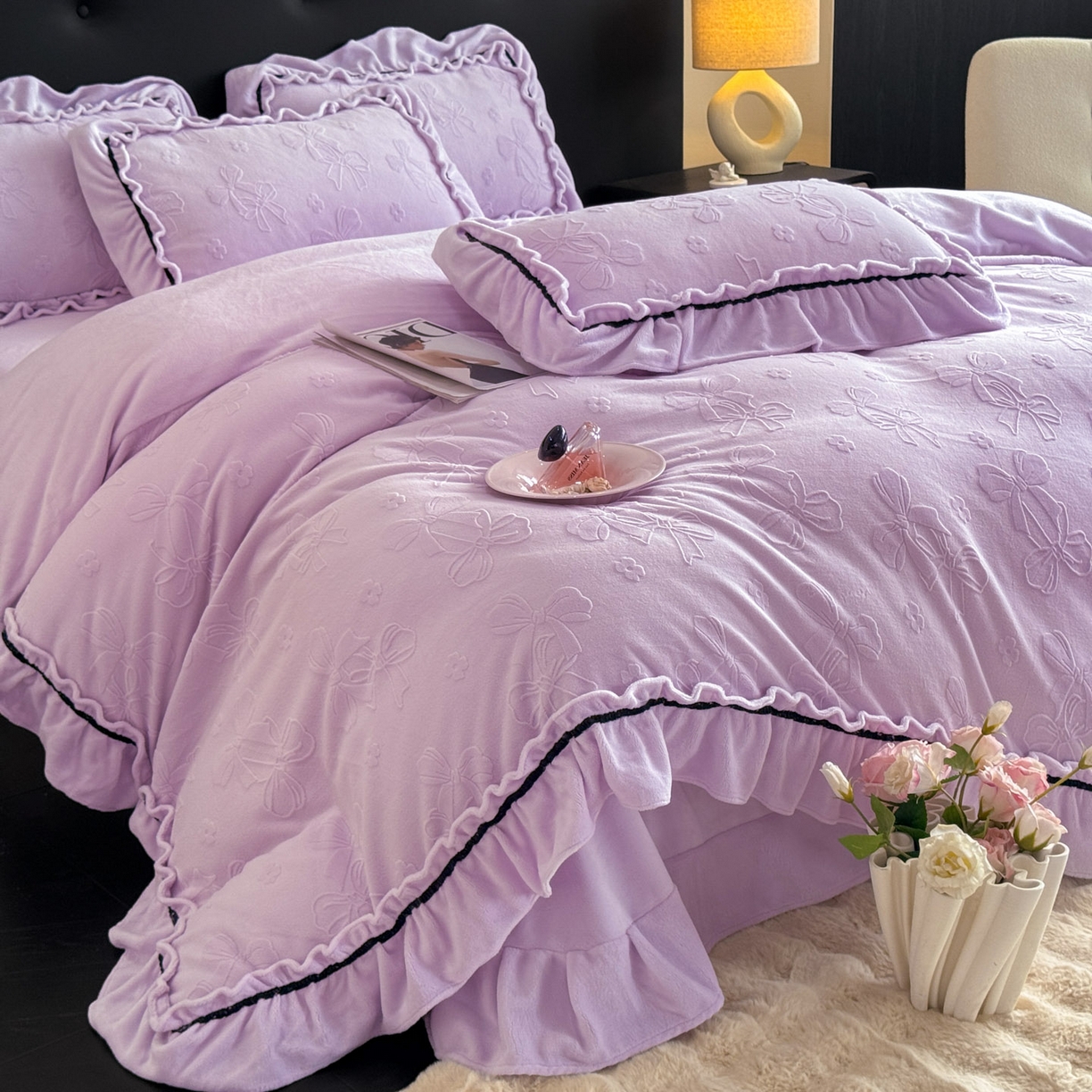 91家纺网 家纺一手货源 找家纺 绘萱家居 2025新款新品爆款高密消光织带花边款雕花牛奶绒四件套 薇薇安-紫