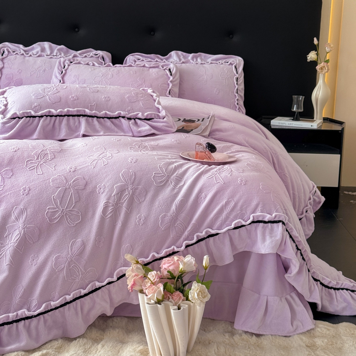 91家纺网 家纺一手货源 找家纺 绘萱家居 2025新款新品爆款高密消光织带花边款雕花牛奶绒四件套 薇薇安-紫