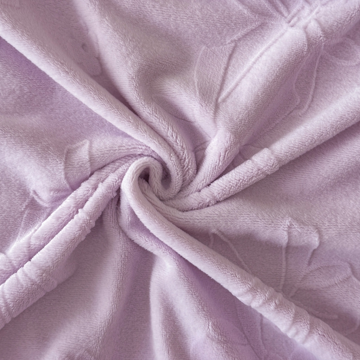 91家纺网 家纺一手货源 找家纺 绘萱家居 2025新款新品爆款高密消光织带花边款雕花牛奶绒四件套 薇薇安-紫