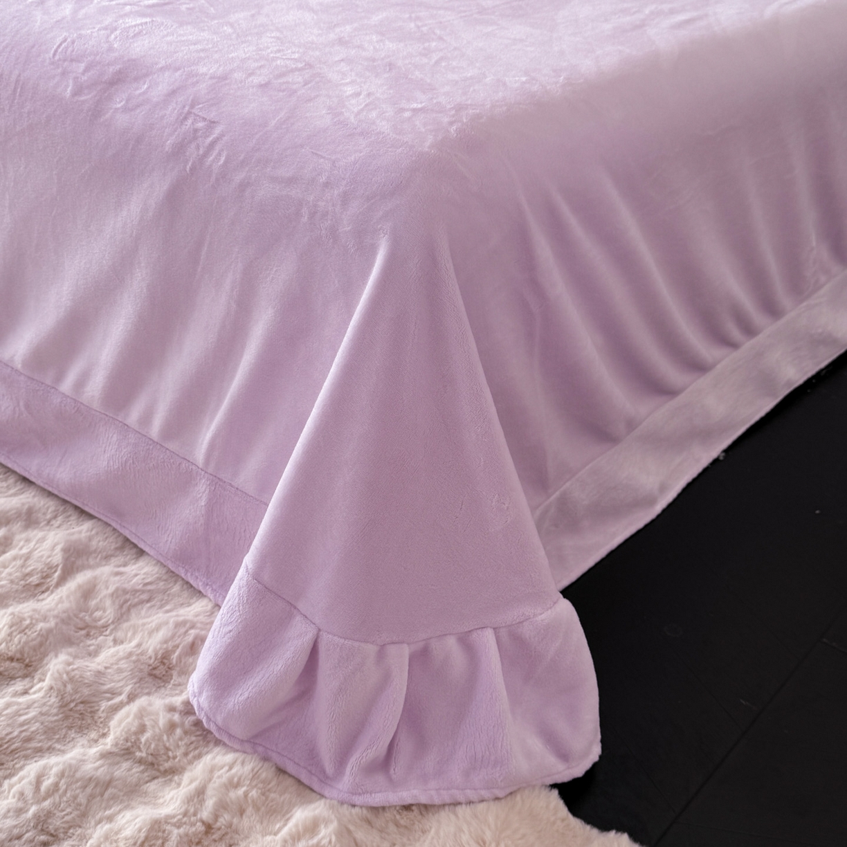 91家纺网 家纺一手货源 找家纺 绘萱家居 2025新款新品爆款高密消光织带花边款雕花牛奶绒四件套 薇薇安-紫