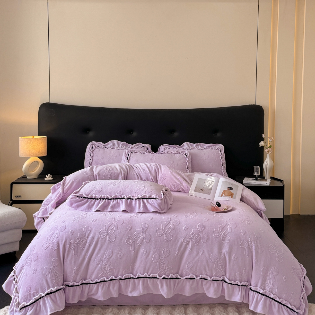 91家纺网 家纺一手货源 找家纺 绘萱家居 2025新款新品爆款高密消光织带花边款雕花牛奶绒四件套 薇薇安-紫