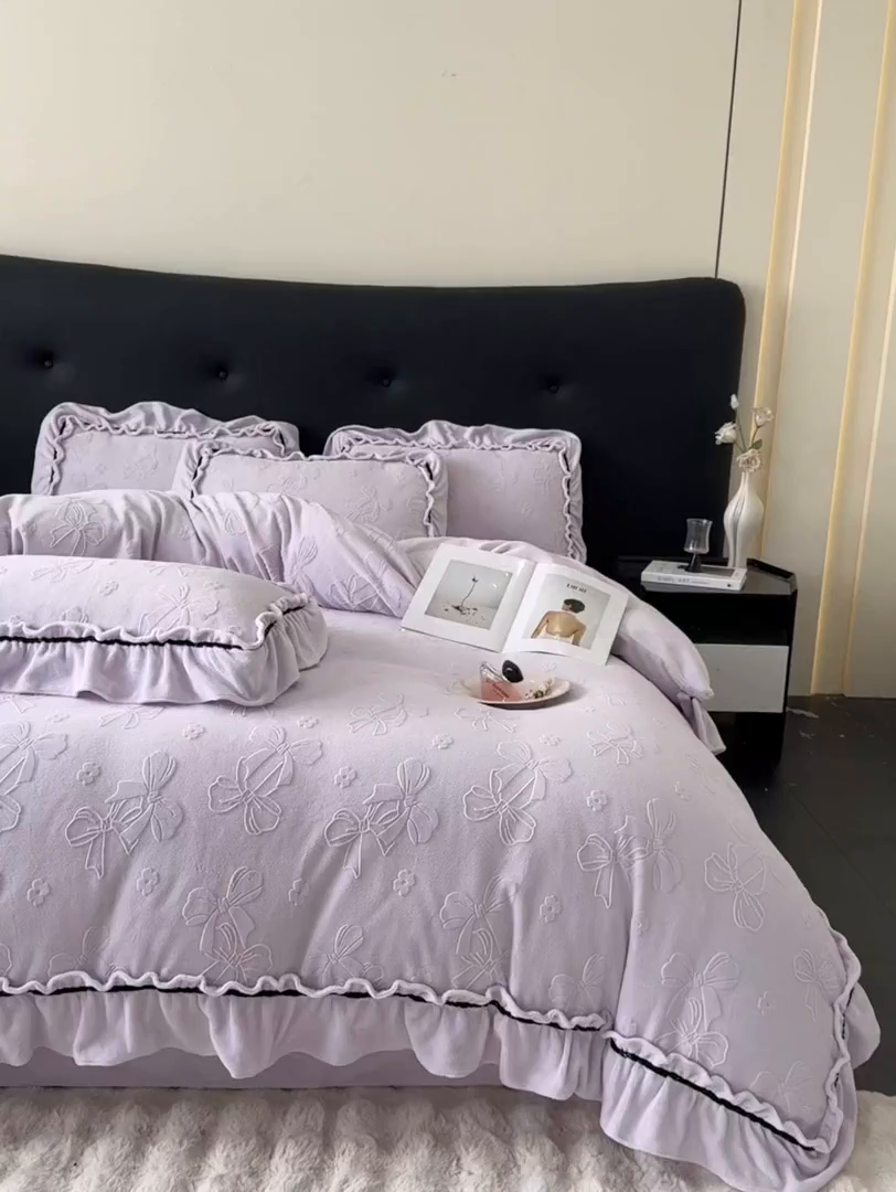 91家纺网 家纺一手货源 找家纺 绘萱家居 2025新款新品爆款高密消光织带花边款雕花牛奶绒四件套 薇薇安-紫