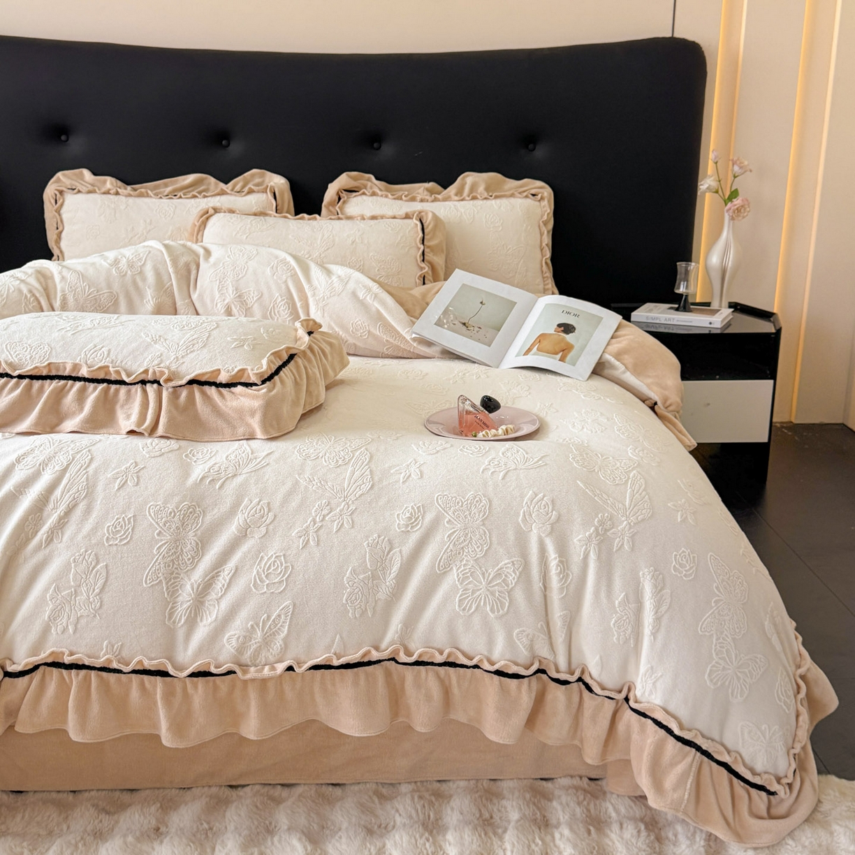 91家纺网 家纺一手货源 找家纺 绘萱家居 2025新款新品爆款高密消光织带花边款雕花牛奶绒四件套 香蝶-白卡其