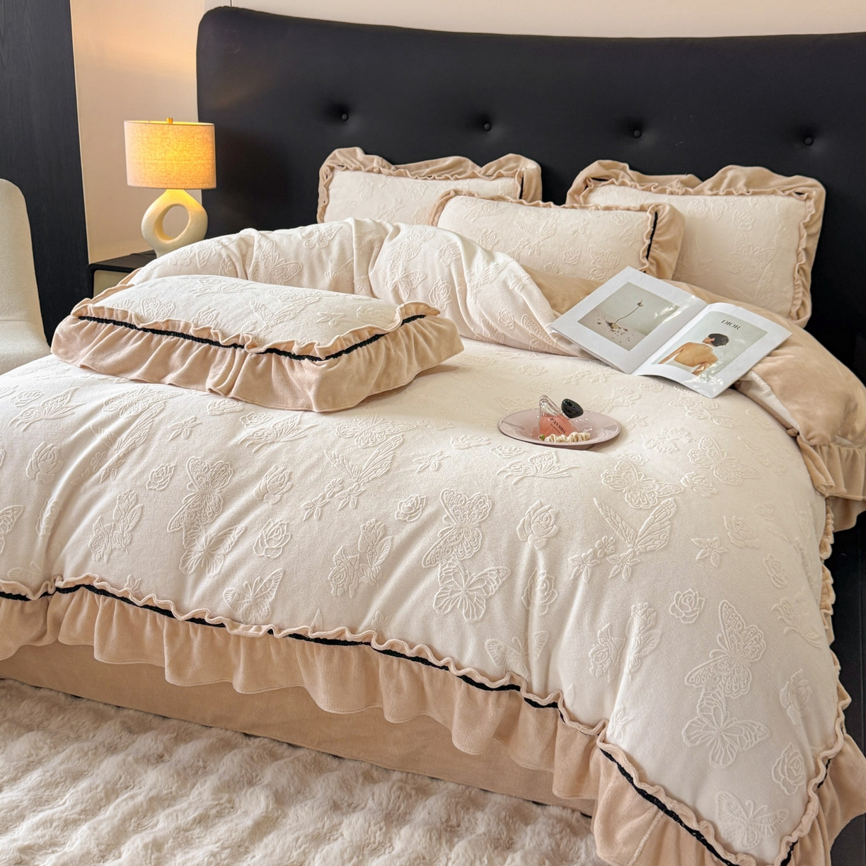 91家纺网 家纺一手货源 找家纺 绘萱家居 2025新款新品爆款高密消光织带花边款雕花牛奶绒四件套 香蝶-白卡其