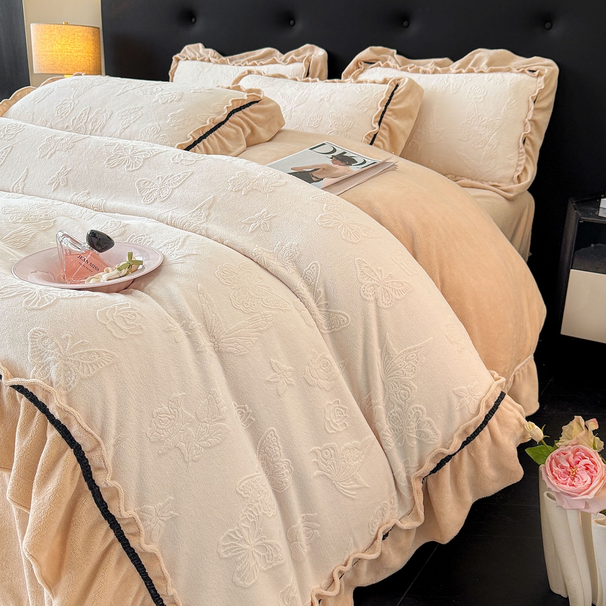 91家纺网 家纺一手货源 找家纺 绘萱家居 2025新款新品爆款高密消光织带花边款雕花牛奶绒四件套 香蝶-白卡其