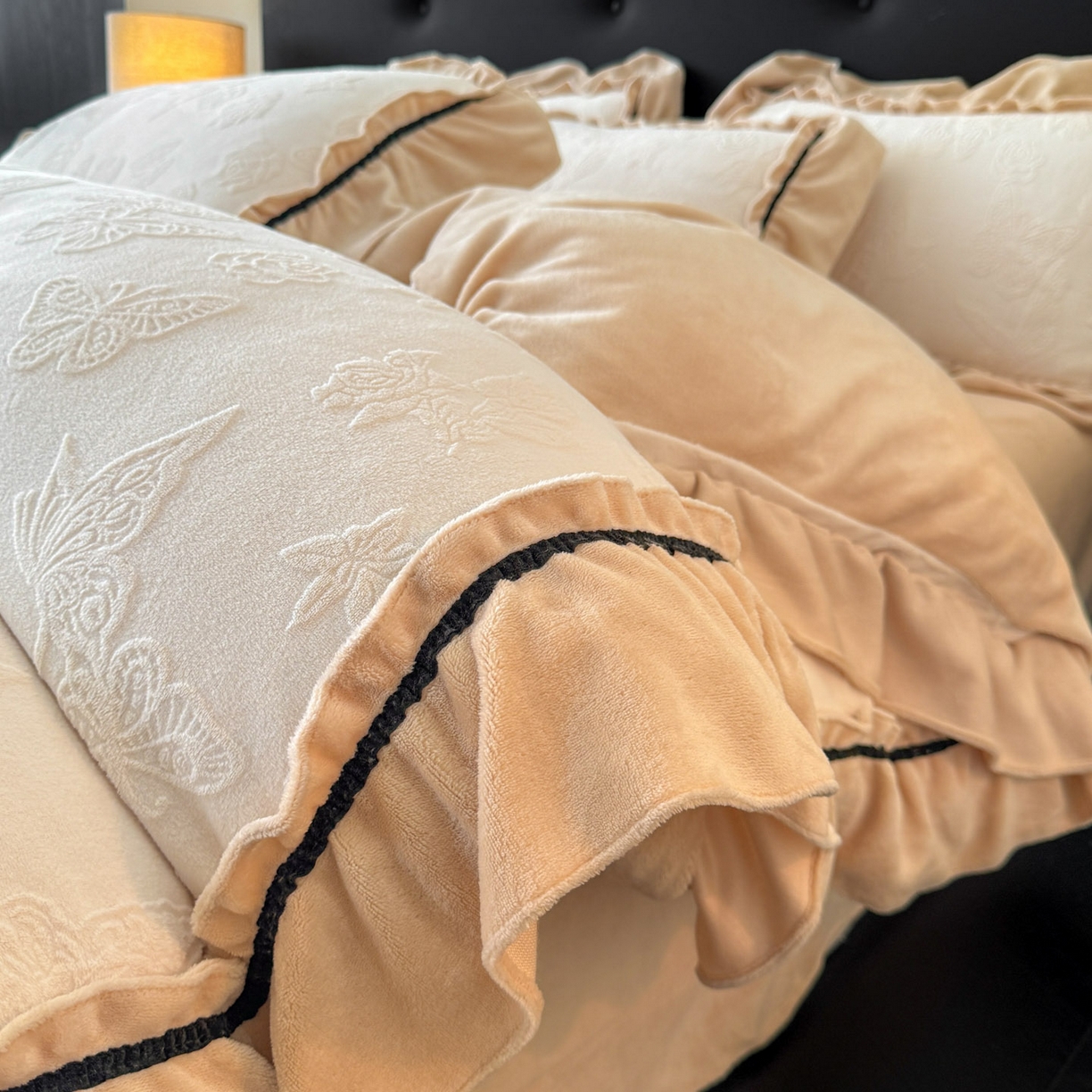 91家纺网 家纺一手货源 找家纺 绘萱家居 2025新款新品爆款高密消光织带花边款雕花牛奶绒四件套 香蝶-白卡其