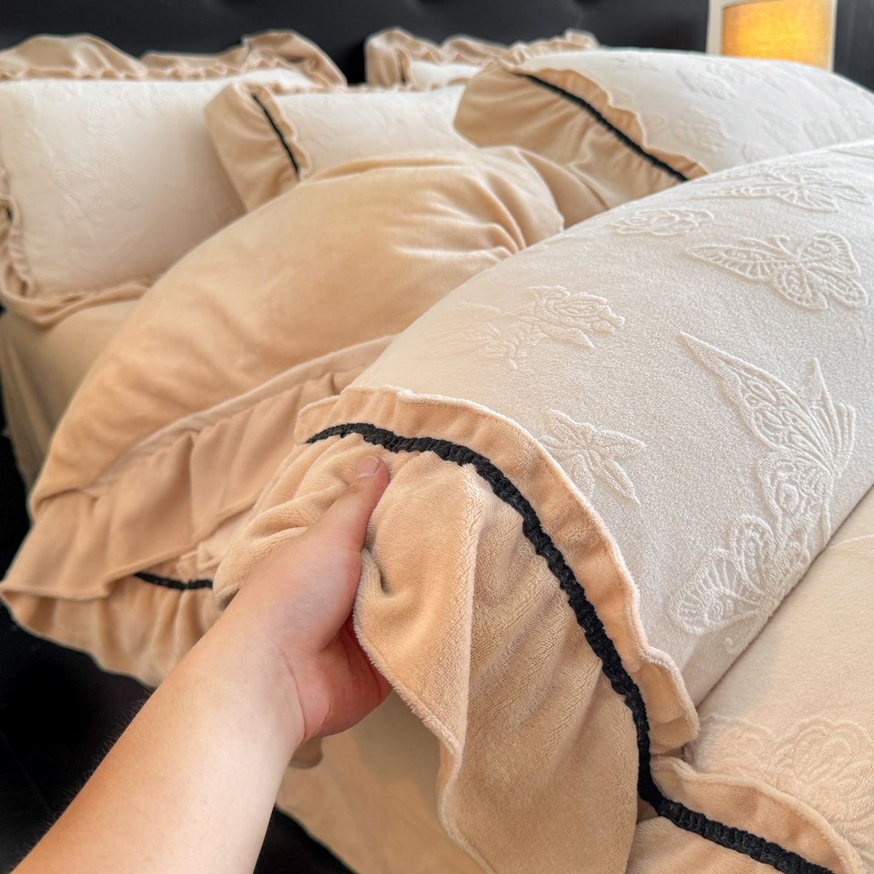 91家纺网 家纺一手货源 找家纺 绘萱家居 2025新款新品爆款高密消光织带花边款雕花牛奶绒四件套 香蝶-白卡其