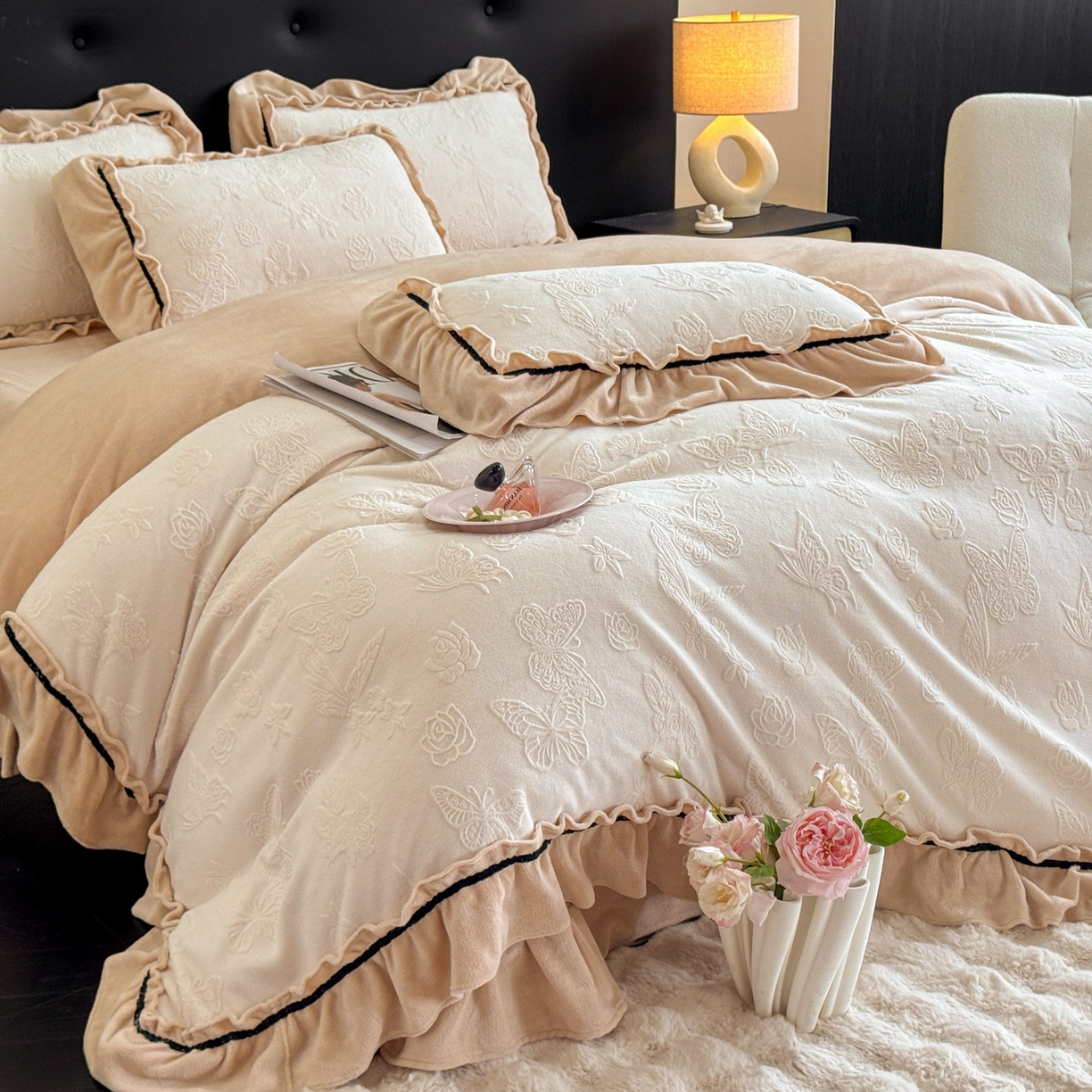 91家纺网 家纺一手货源 找家纺 绘萱家居 2025新款新品爆款高密消光织带花边款雕花牛奶绒四件套 香蝶-白卡其