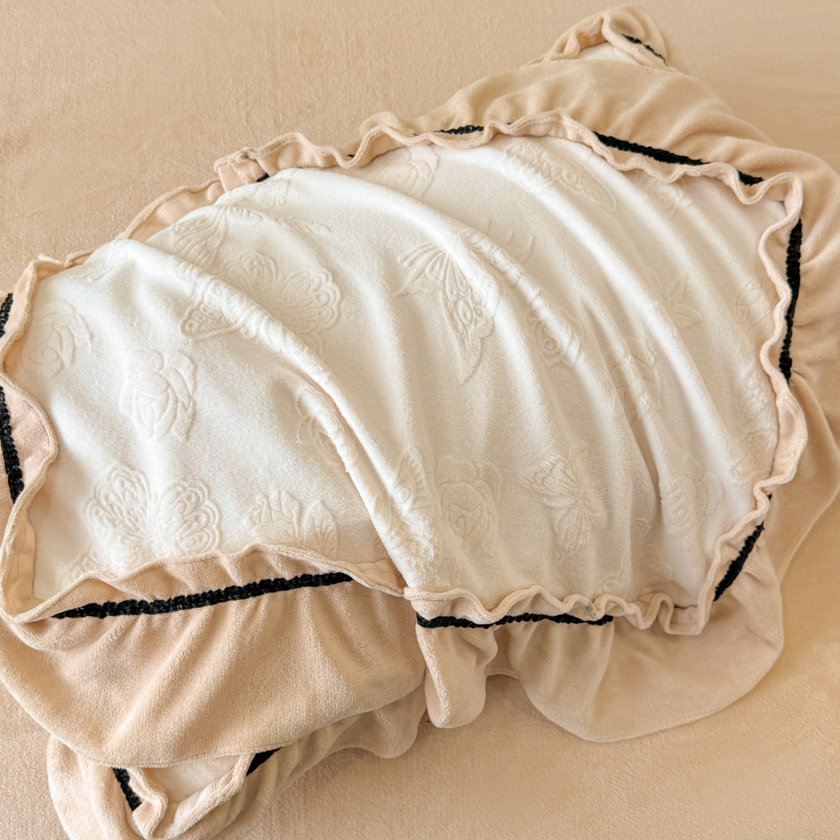 91家纺网 家纺一手货源 找家纺 绘萱家居 2025新款新品爆款高密消光织带花边款雕花牛奶绒四件套 香蝶-白卡其