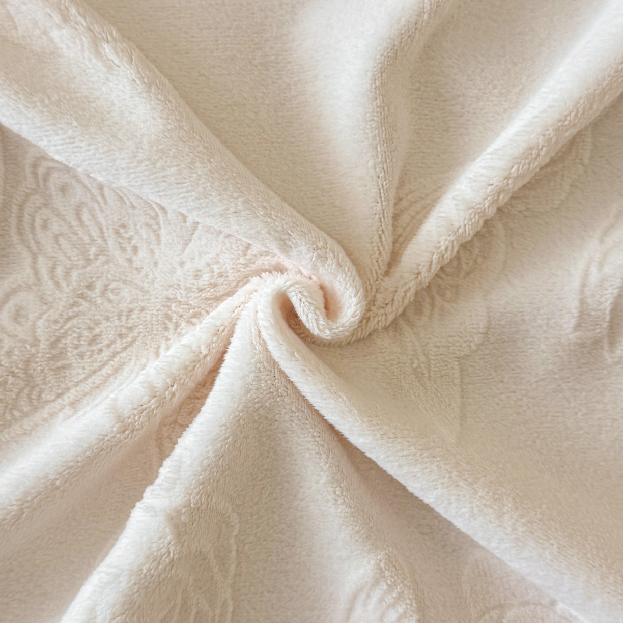 91家纺网 家纺一手货源 找家纺 绘萱家居 2025新款新品爆款高密消光织带花边款雕花牛奶绒四件套 香蝶-白卡其