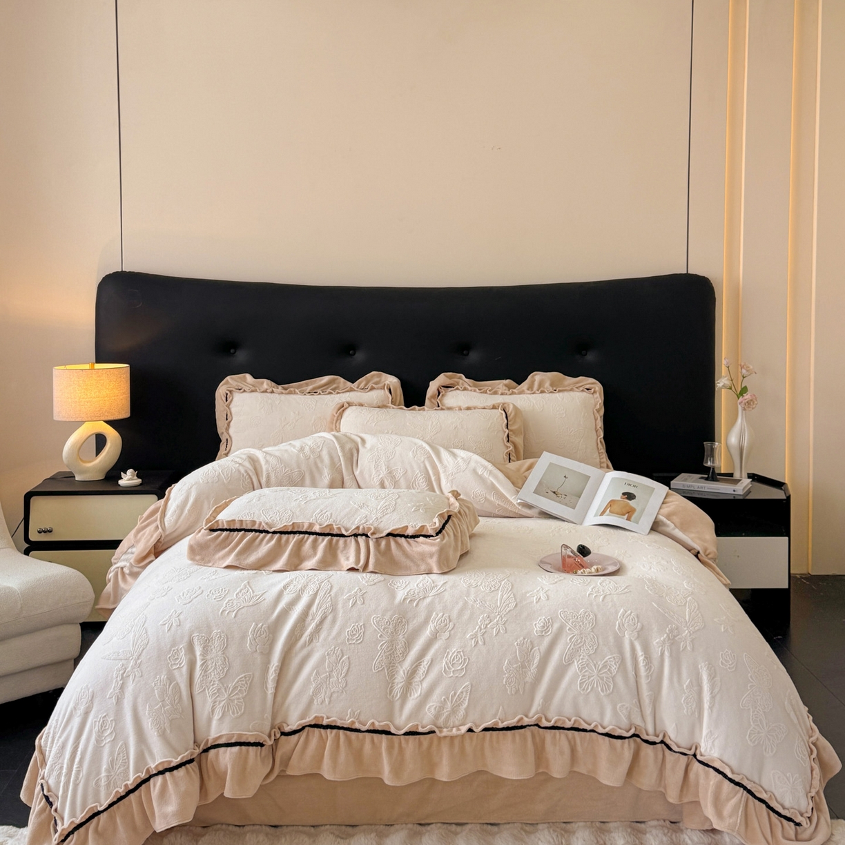 91家纺网 家纺一手货源 找家纺 绘萱家居 2025新款新品爆款高密消光织带花边款雕花牛奶绒四件套 香蝶-白卡其