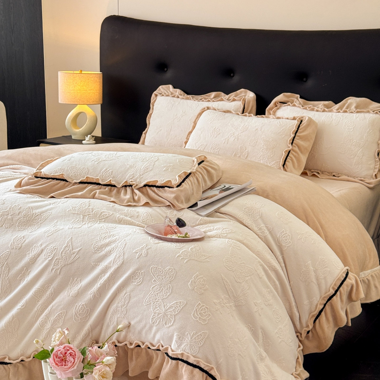 91家纺网 家纺一手货源 找家纺 绘萱家居 2025新款新品爆款高密消光织带花边款雕花牛奶绒四件套 香蝶-白卡其