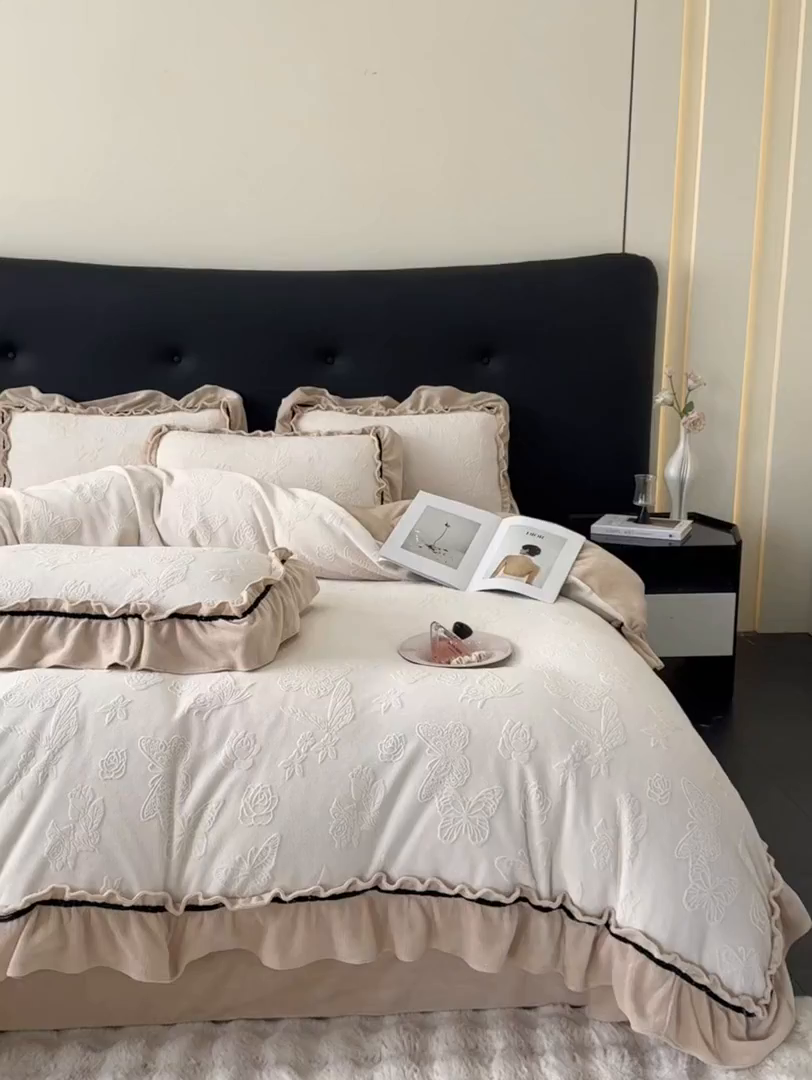 91家纺网 家纺一手货源 找家纺 绘萱家居 2025新款新品爆款高密消光织带花边款雕花牛奶绒四件套 香蝶-白卡其