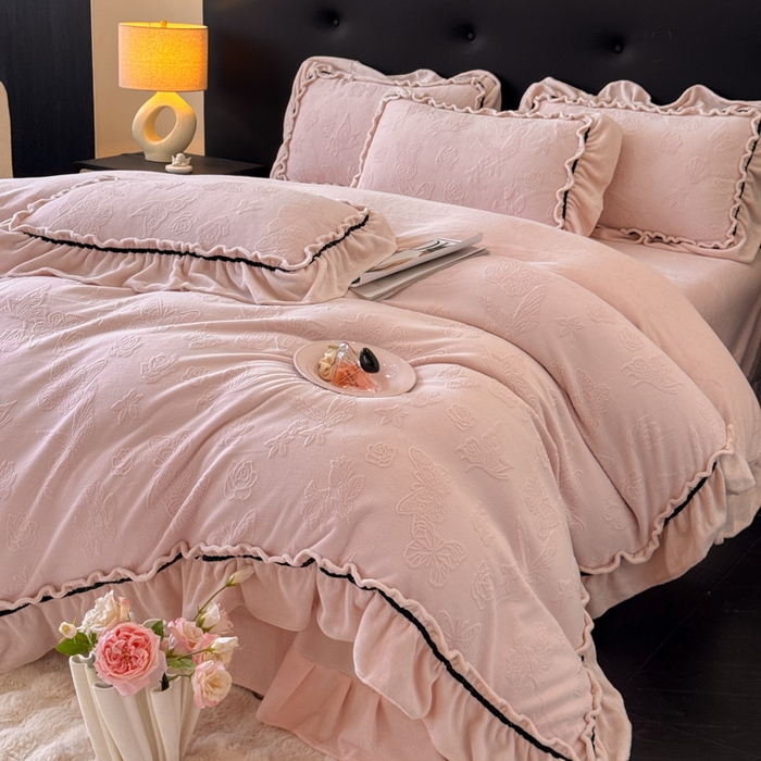 绘萱家居 2025新款新品爆款高密消光织带花边款雕花牛奶绒四件套 香蝶-粉