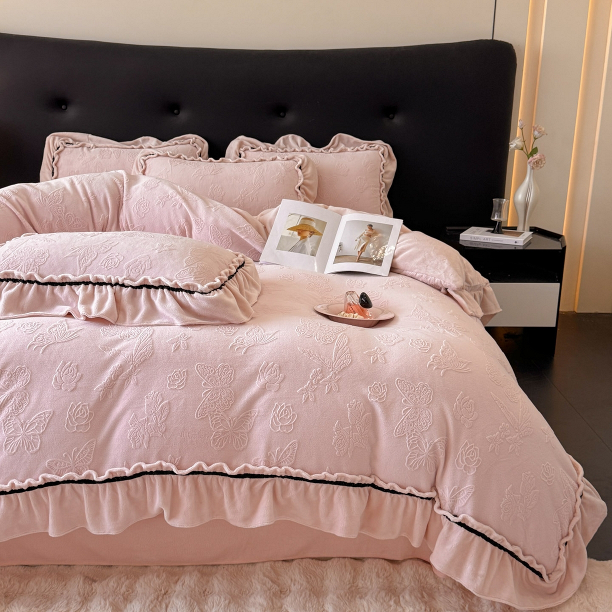 91家纺网 家纺一手货源 找家纺 绘萱家居 2025新款新品爆款高密消光织带花边款雕花牛奶绒四件套 香蝶-粉