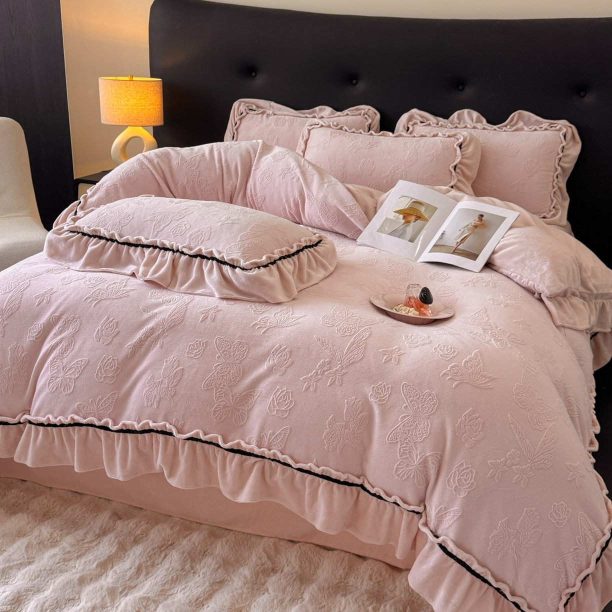 91家纺网 家纺一手货源 找家纺 绘萱家居 2025新款新品爆款高密消光织带花边款雕花牛奶绒四件套 香蝶-粉