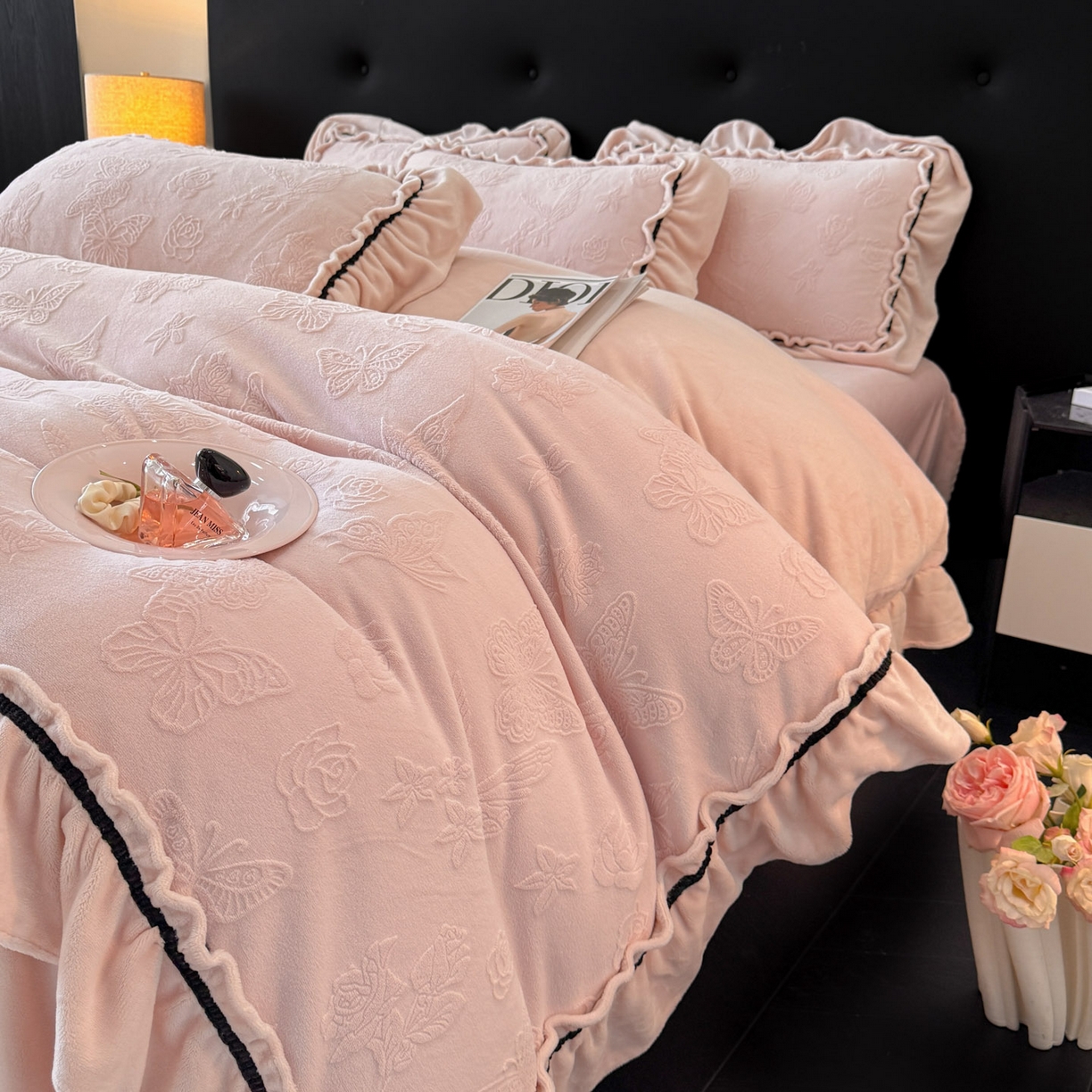91家纺网 家纺一手货源 找家纺 绘萱家居 2025新款新品爆款高密消光织带花边款雕花牛奶绒四件套 香蝶-粉