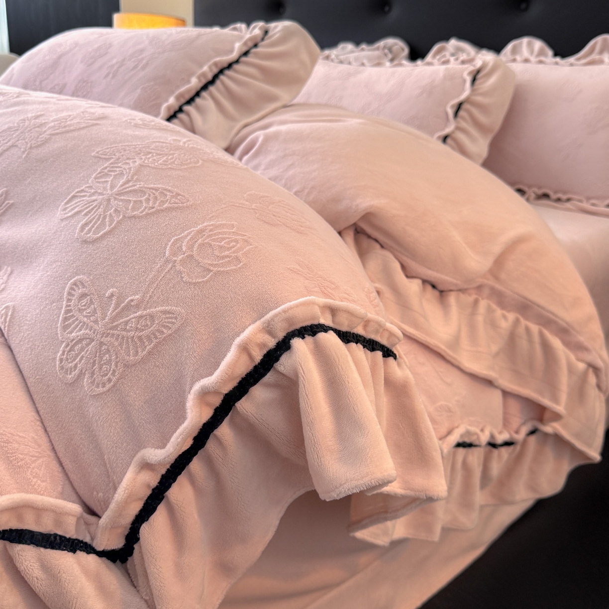 91家纺网 家纺一手货源 找家纺 绘萱家居 2025新款新品爆款高密消光织带花边款雕花牛奶绒四件套 香蝶-粉