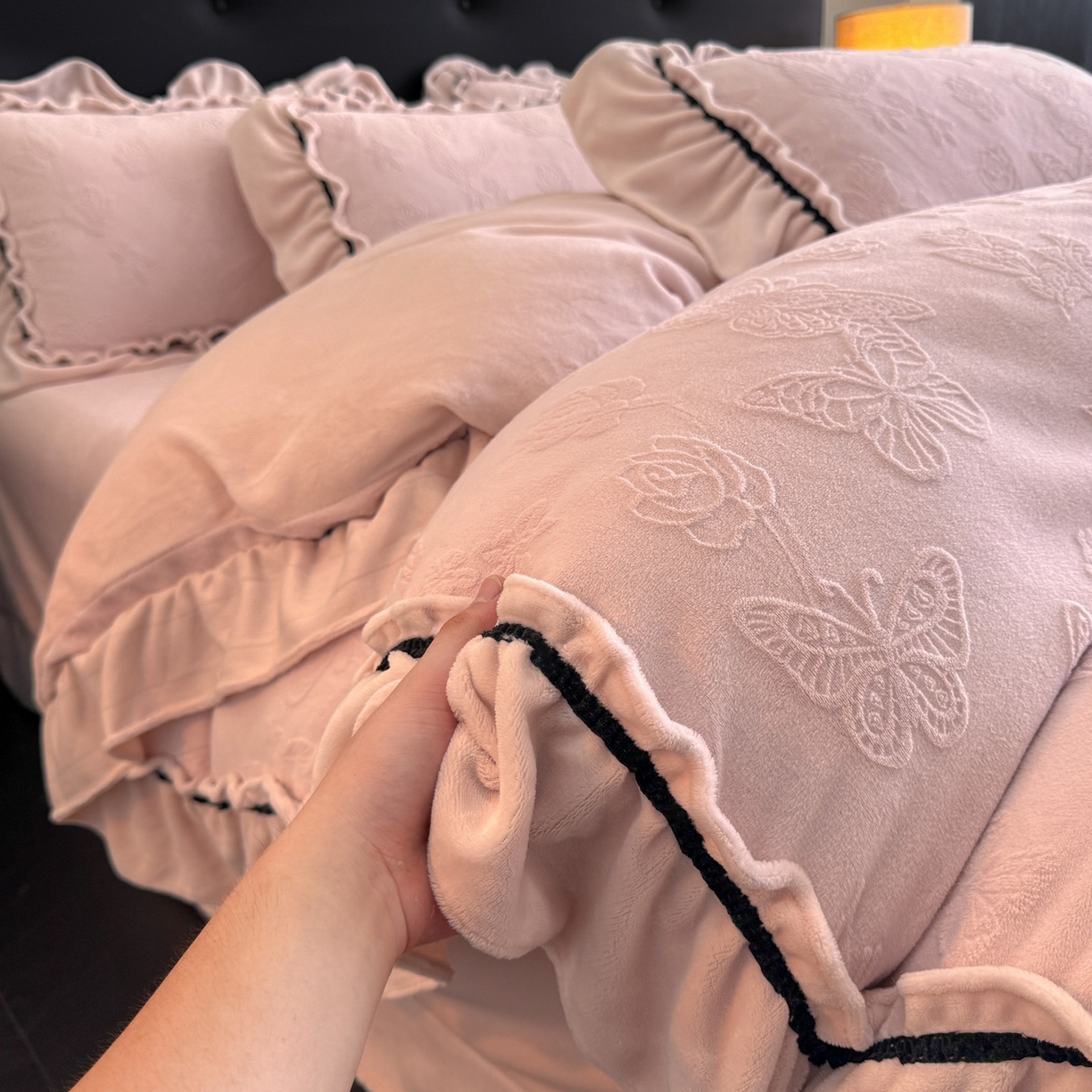 91家纺网 家纺一手货源 找家纺 绘萱家居 2025新款新品爆款高密消光织带花边款雕花牛奶绒四件套 香蝶-粉