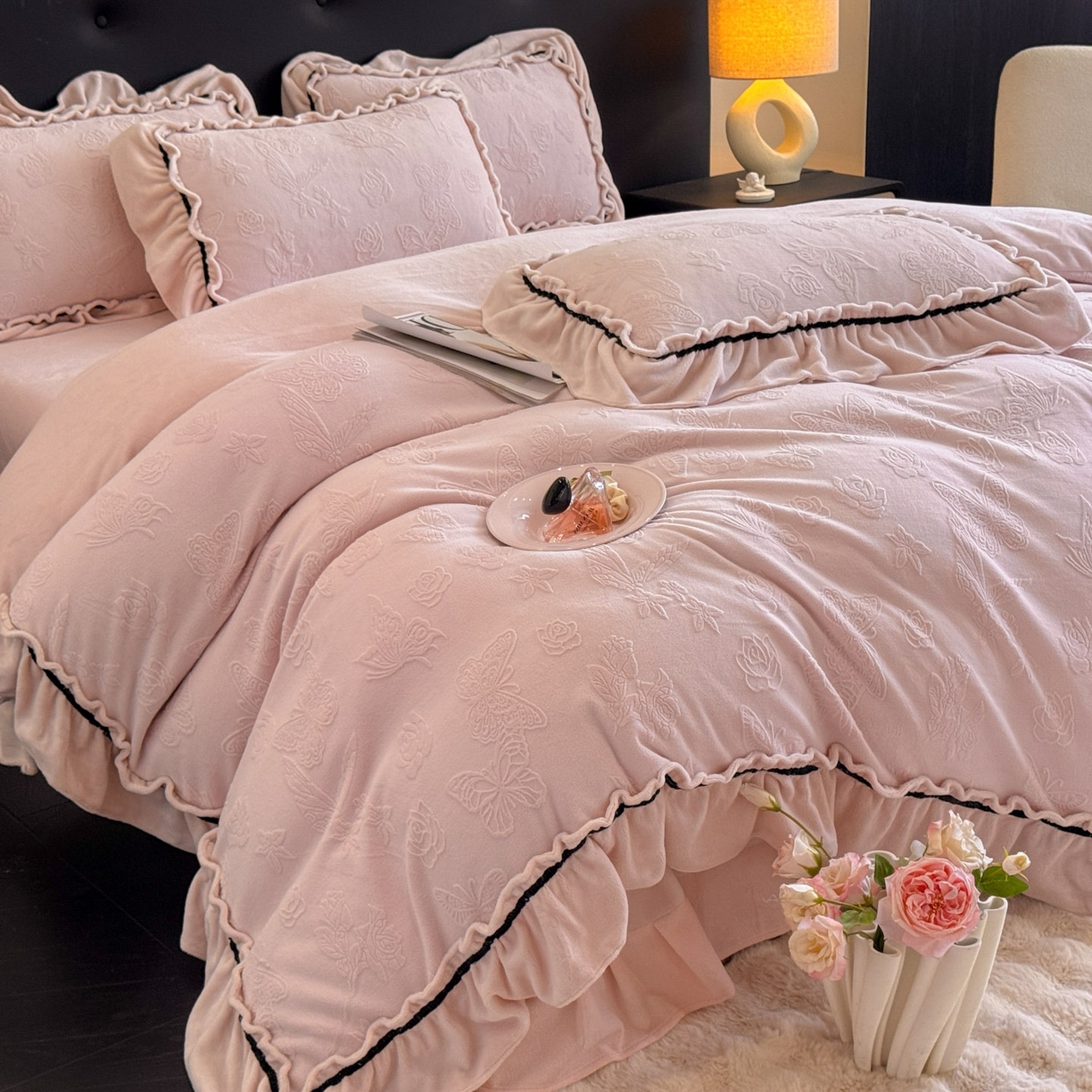 91家纺网 家纺一手货源 找家纺 绘萱家居 2025新款新品爆款高密消光织带花边款雕花牛奶绒四件套 香蝶-粉