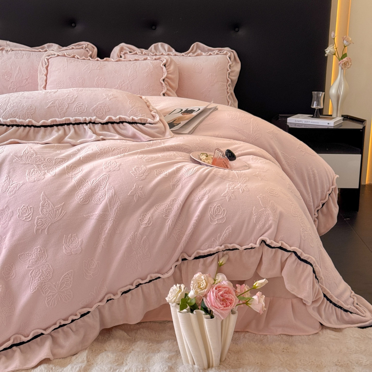 91家纺网 家纺一手货源 找家纺 绘萱家居 2025新款新品爆款高密消光织带花边款雕花牛奶绒四件套 香蝶-粉