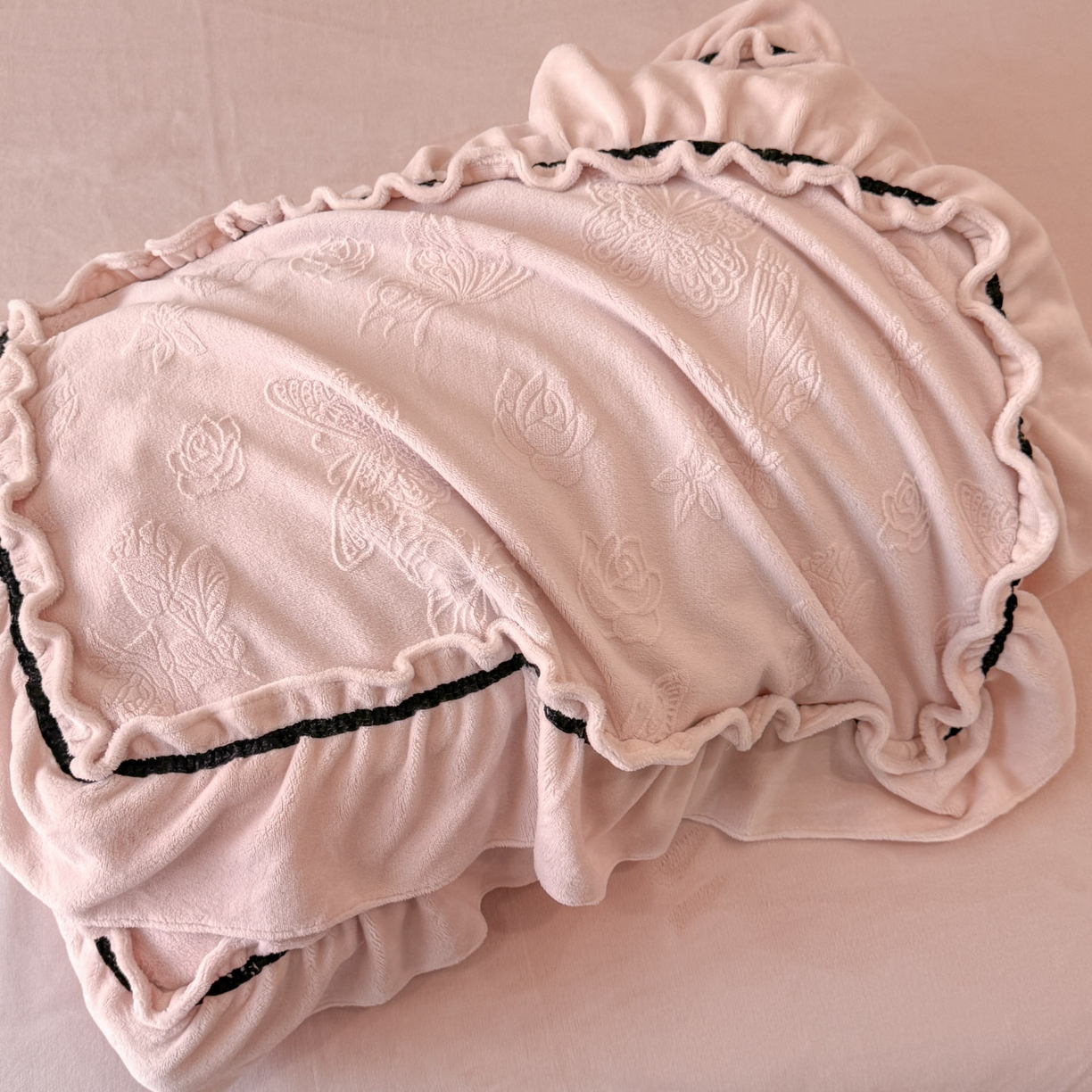 91家纺网 家纺一手货源 找家纺 绘萱家居 2025新款新品爆款高密消光织带花边款雕花牛奶绒四件套 香蝶-粉