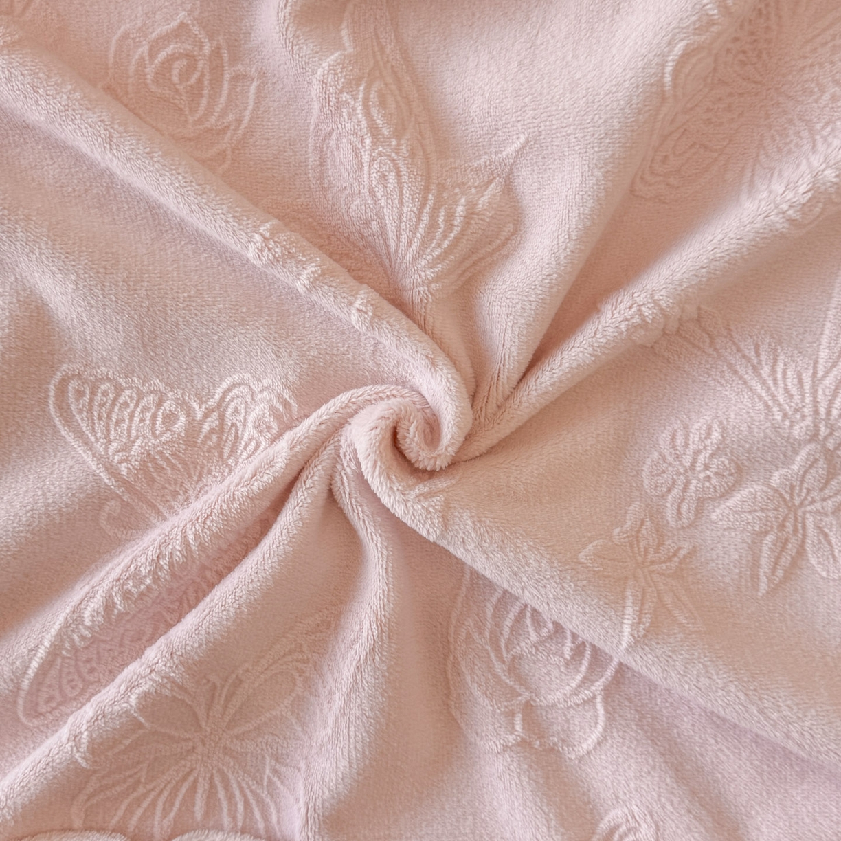 91家纺网 家纺一手货源 找家纺 绘萱家居 2025新款新品爆款高密消光织带花边款雕花牛奶绒四件套 香蝶-粉