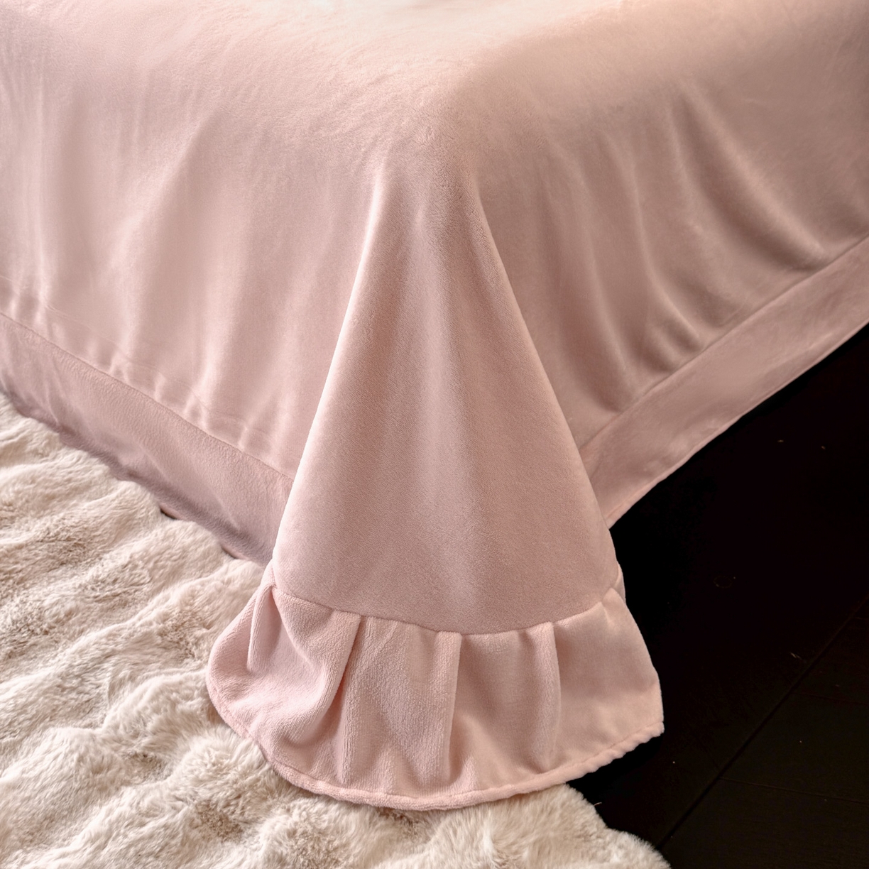 91家纺网 家纺一手货源 找家纺 绘萱家居 2025新款新品爆款高密消光织带花边款雕花牛奶绒四件套 香蝶-粉