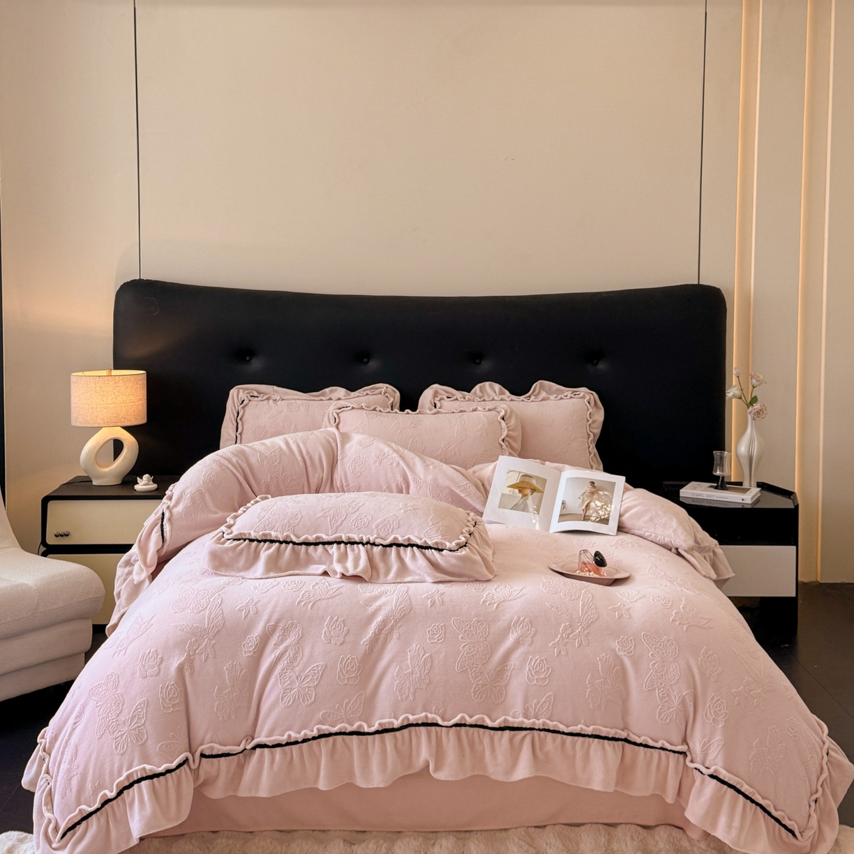 91家纺网 家纺一手货源 找家纺 绘萱家居 2025新款新品爆款高密消光织带花边款雕花牛奶绒四件套 香蝶-粉