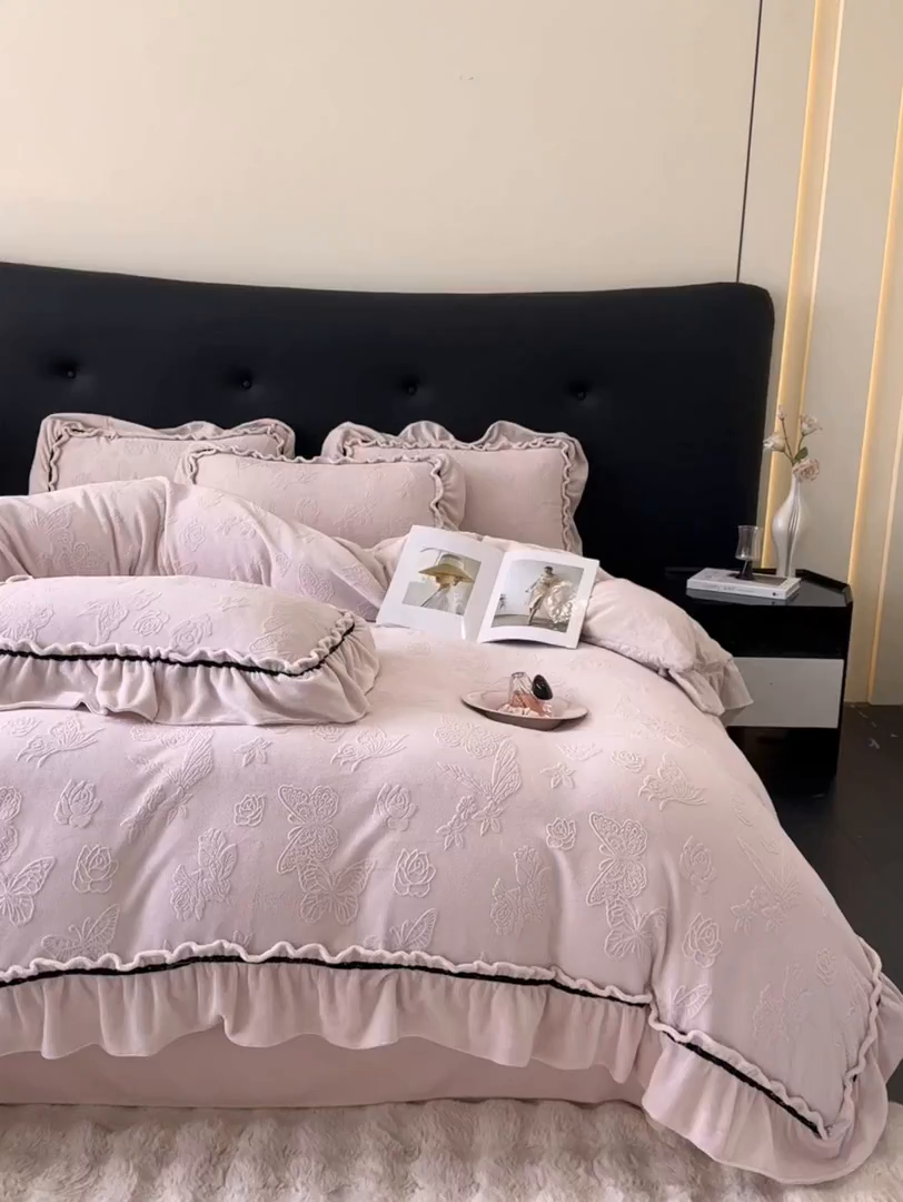 91家纺网 家纺一手货源 找家纺 绘萱家居 2025新款新品爆款高密消光织带花边款雕花牛奶绒四件套 香蝶-粉